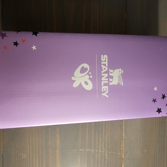 Olivia Rodrigo Stanley Cup - Picture 2 of 4